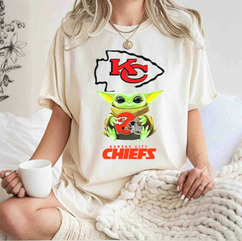 star wars baby yoda kansas city chiefs helmet hug t shirt t shirt 1 1